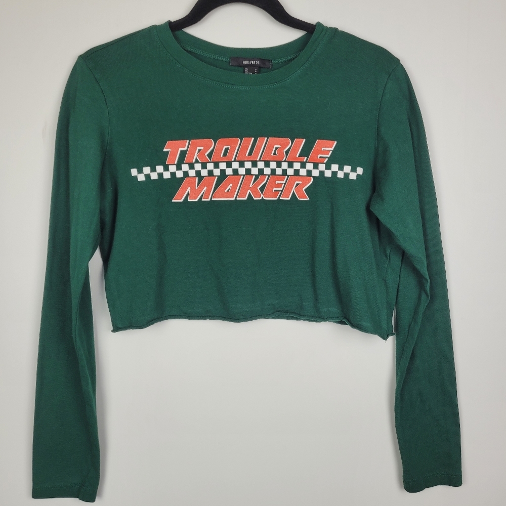 FOREVER 21 LONG SLEEVE CROPPED T SHIRT TOP GREEN "TROUBLE MAKER" SIZE S